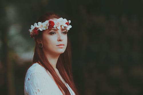 女人站在户外的微距照片 · 免费素材图片