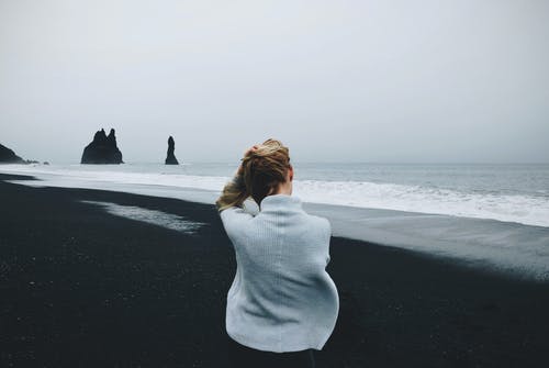 站在海滩前的女人穿的毛衣 · 免费素材图片