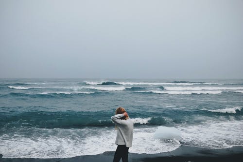 女人走在海边 · 免费素材图片