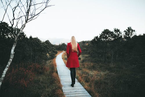 在木通路上行走的女人 · 免费素材图片