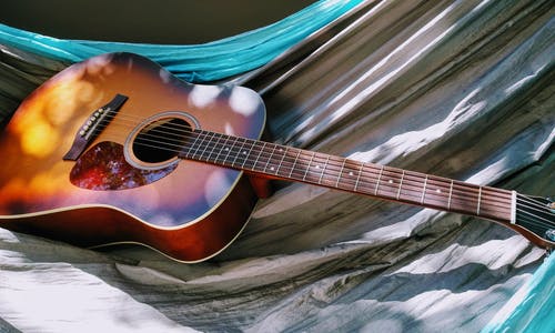 吊床上的原声吉他 · 免费素材图片