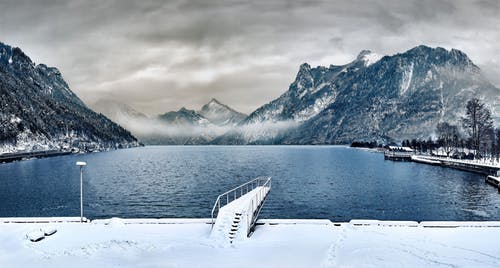 湖附近积雪覆盖的码头 · 免费素材图片