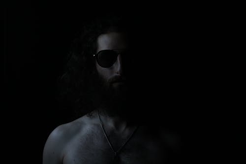 裸照男子戴着墨镜的灰度摄影 · 免费素材图片