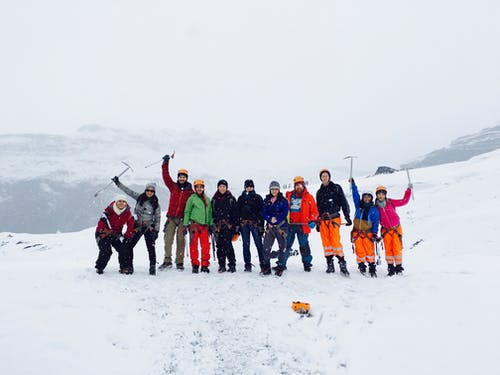 男人和女人在白雪覆盖的山上 · 免费素材图片