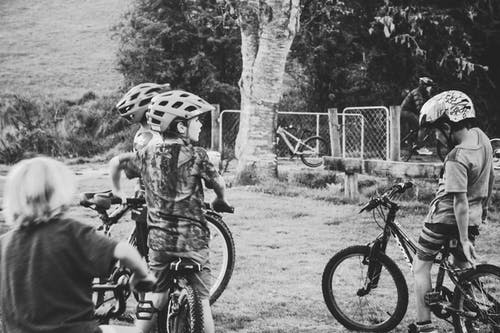 儿童骑自行车的灰度摄影 · 免费素材图片