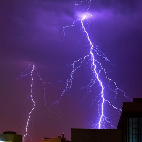 雷击建筑物照片 · 免费素材图片