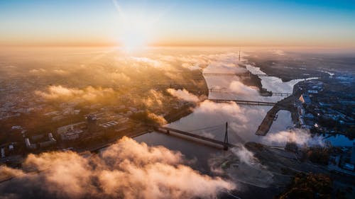 日落时城市建筑物的鸟瞰图 · 免费素材图片