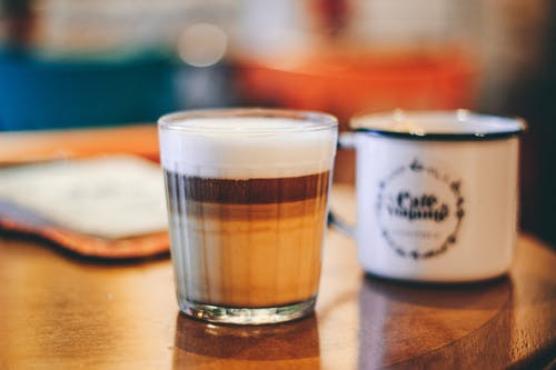 卡布奇诺咖啡的选择性聚焦摄影 · 免费素材图片