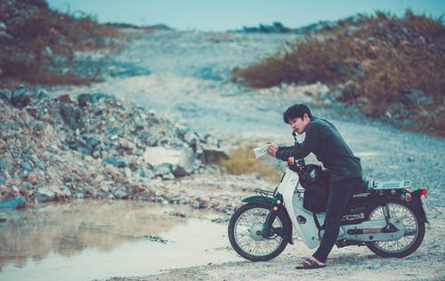 骑摩托车的人 · 免费素材图片