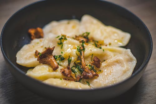 黑碗熟的食物 · 免费素材图片