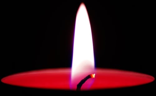 蜡烛中的火焰 · 免费素材图片