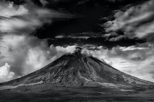 活火山的灰度照片 · 免费素材图片