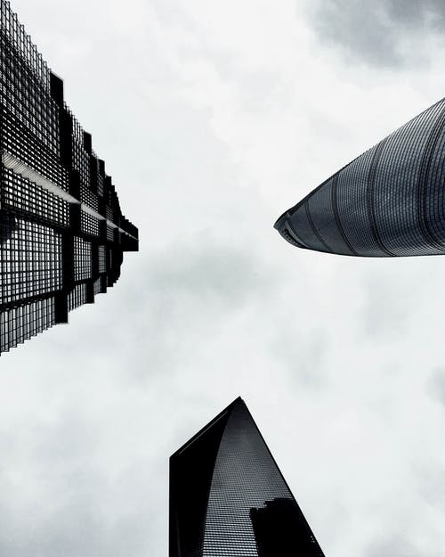 三座高层建筑的低角度照片 · 免费素材图片
