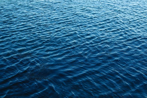 蓝色的水与波的身体 · 免费素材图片
