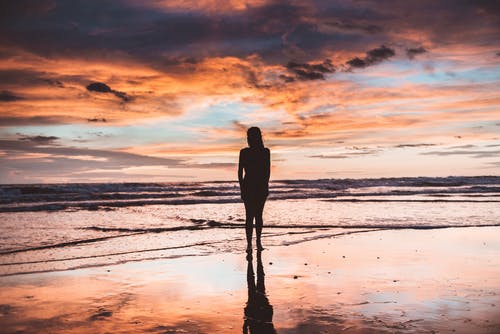 女人在海边的剪影 · 免费素材图片