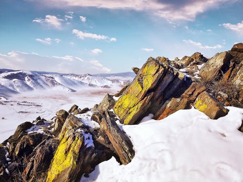 雪山上的白色和棕色岩石 · 免费素材图片