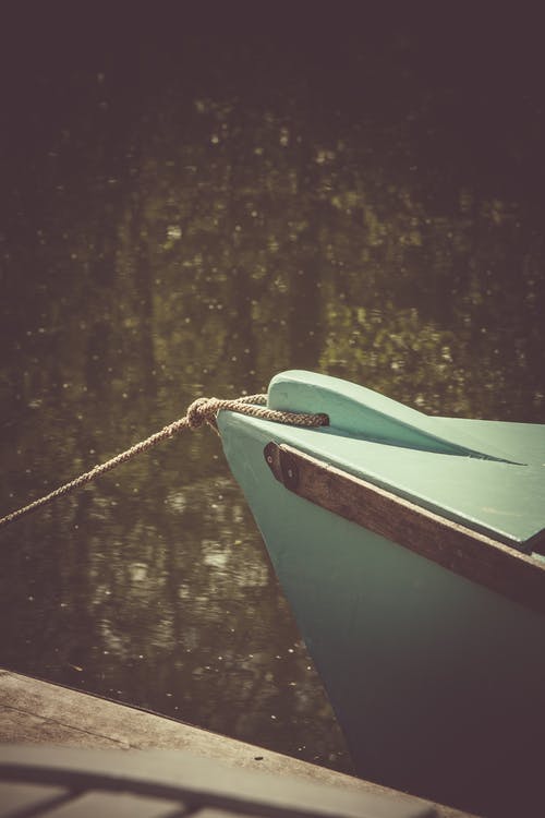 蓝绿色木船在湖上 · 免费素材图片