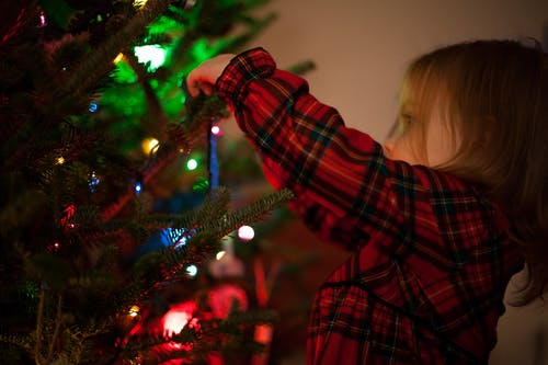 红色和黑色礼服衬衫的金发女孩 · 免费素材图片