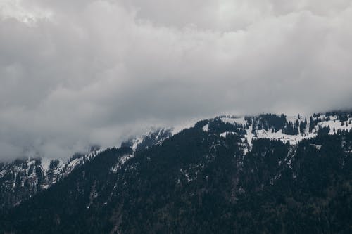 多云的天空下的雪山 · 免费素材图片