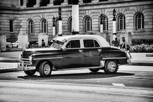 雪佛兰经典轿车的灰度照片 · 免费素材图片