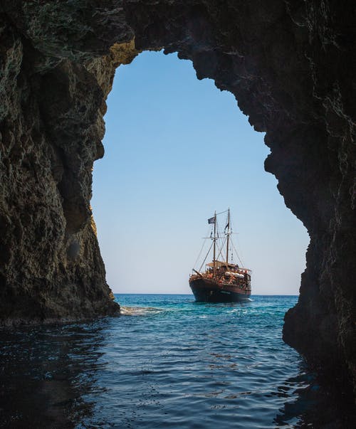 棕色小船在水体向隧道 · 免费素材图片