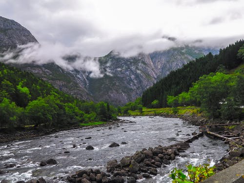 山脉附近的平静河 · 免费素材图片