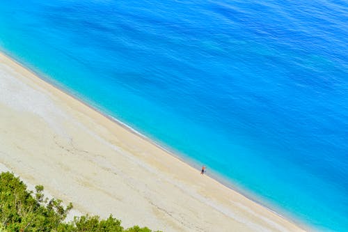 沙滩附近的海洋 · 免费素材图片