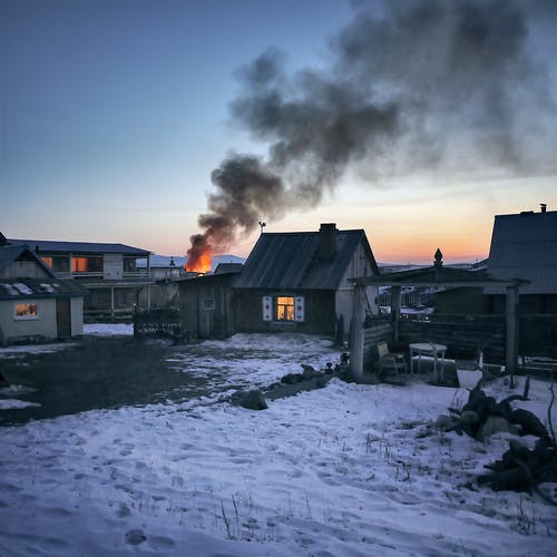 灰色的木房子燃烧 · 免费素材图片