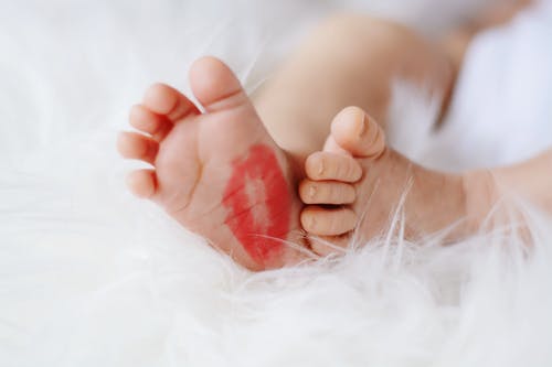 婴儿脚与红色吻印 · 免费素材图片