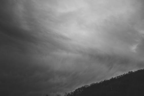 天空的灰度照片 · 免费素材图片