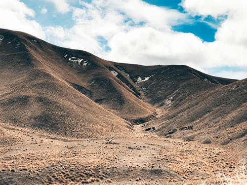 白云下的山风景摄影 · 免费素材图片