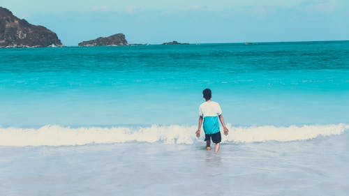 海边散步的人的照片 · 免费素材图片