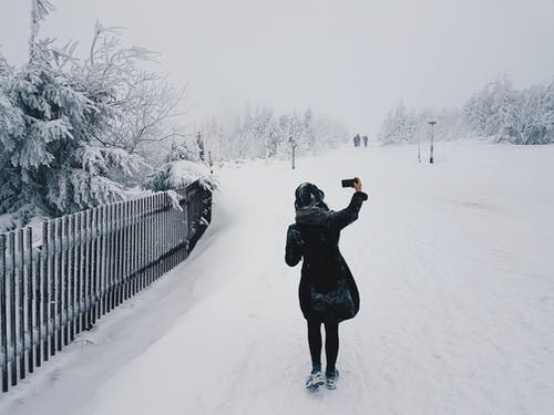 雪原中的女人 · 免费素材图片