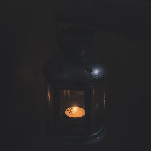 黑色蜡烛灯 · 免费素材图片