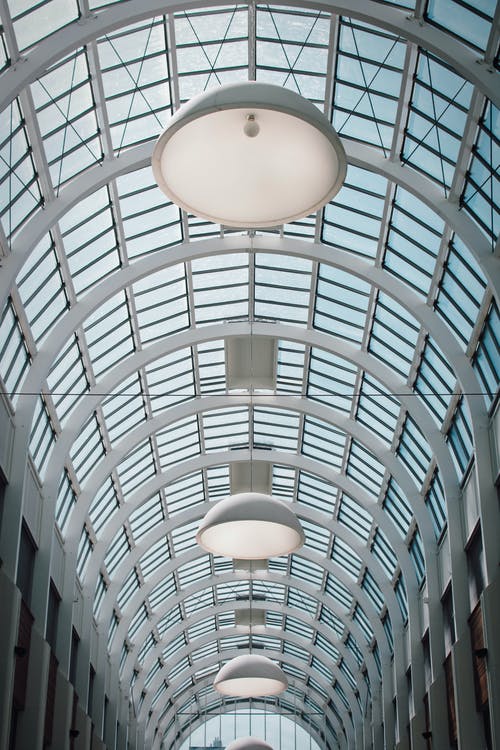 建筑物天花板的浅焦点摄影 · 免费素材图片