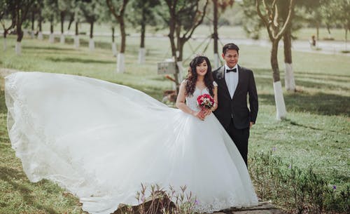 新郎和新娘的选择性聚焦摄影 · 免费素材图片