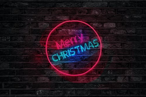 打开红色和蓝色的圣诞快乐霓虹灯 · 免费素材图片
