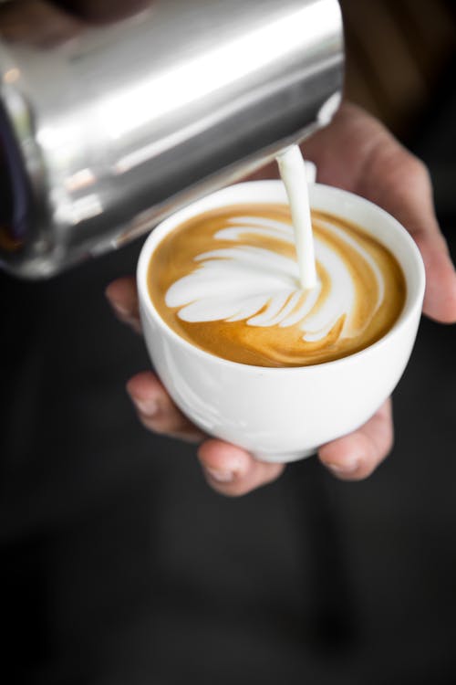 拿铁咖啡在白色陶瓷杯 · 免费素材图片