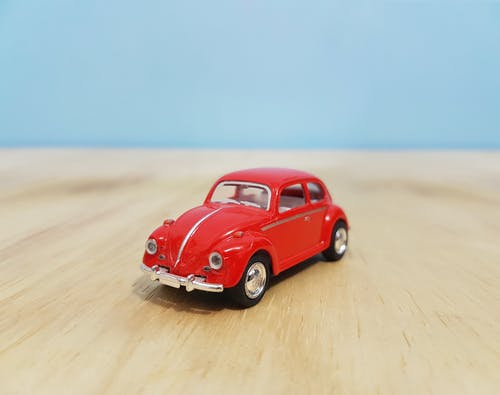 红色大众甲壳虫压铸模型的景深摄影 · 免费素材图片