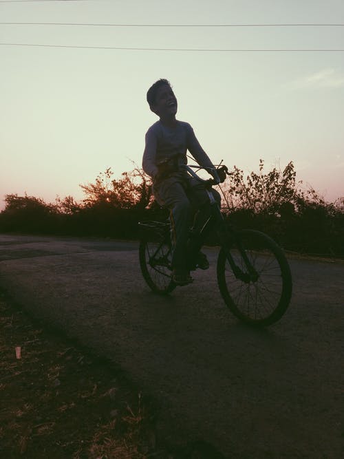骑自行车的男孩 · 免费素材图片