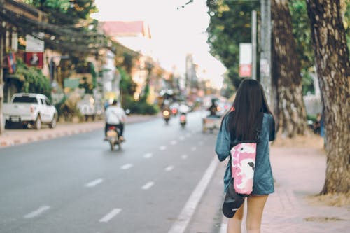 女人走在街上的照片 · 免费素材图片