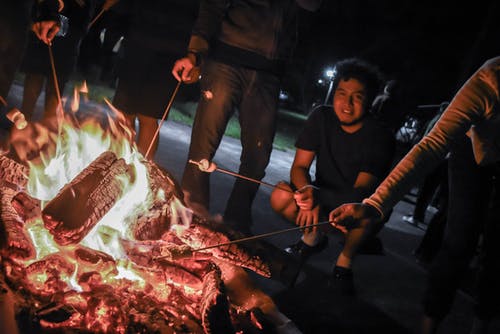 穿黑色圆领的男人 · 免费素材图片