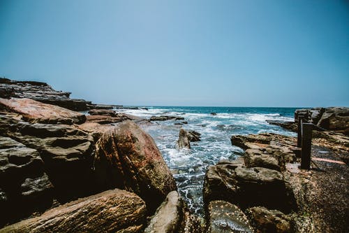 海洋附近的岩石 · 免费素材图片