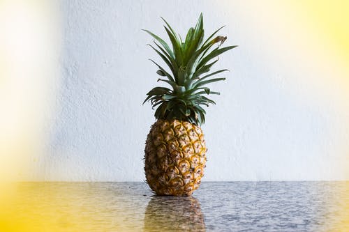 菠萝水果在灰色的桌子上 · 免费素材图片