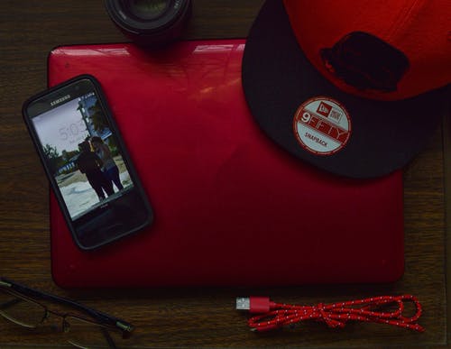 红色和黑色new Era 9fifty Snapback盖和黑色samsung Galaxy Android智能手机 · 免费素材图片