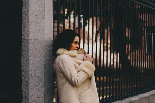 女人穿着白色皮大衣 · 免费素材图片