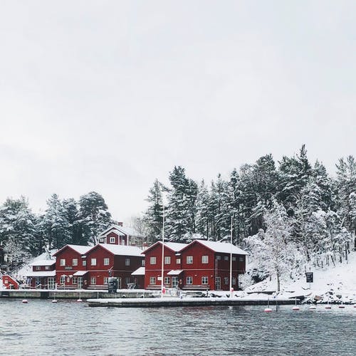 包围着雪的红色混凝土房屋 · 免费素材图片