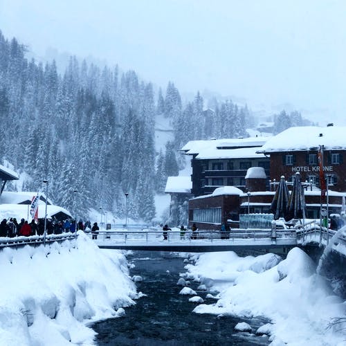 黑色和灰色酒店克朗混凝土建筑在下雪天 · 免费素材图片