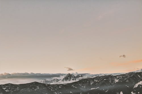 黄昏时的山脉摄影 · 免费素材图片