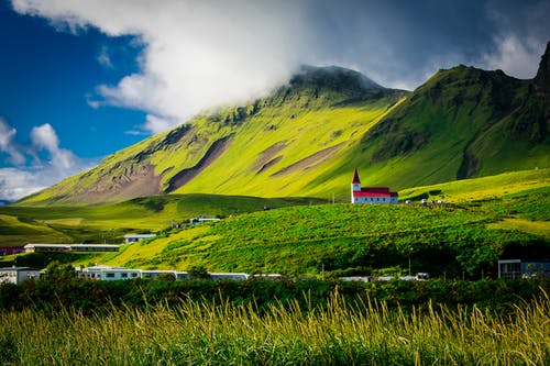 白天山附近的绿色领域 · 免费素材图片